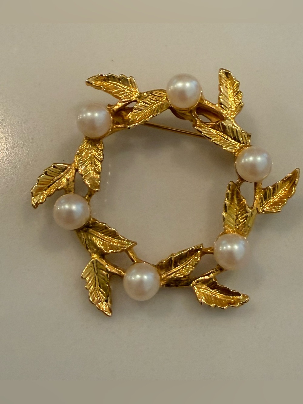Vintage Dubarry Fifth Ave DFA Gold Tone Wreath w/Faux White Pearls Pin/Brooch